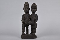 藏品(雙人倒捧山豬雕刻)的圖片