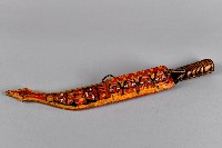 藏品(浮雕彩繪人面百步蛇紋佩刀)的圖片