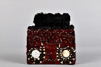 藏品(浮雕鑲嵌百步蛇紋祈禱箱)的圖片