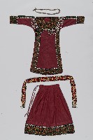 藏品(十字繡綴貝紫紅底女性服飾)的圖片