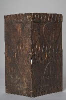 藏品(浮雕人面百步蛇紋木盾)的圖片