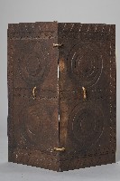 藏品(浮雕幾何紋木盾)的圖片