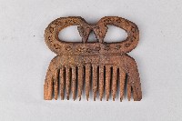 藏品(鏤雕雙頭百步蛇木製梳)的圖片