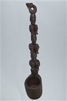 藏品(雕刻三人蹲立像百步蛇酒杓)的圖片