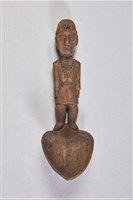 藏品(鏤雕人像木製匙)的圖片