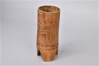 藏品(浮雕人面三角幾何紋竹製杯)的圖片