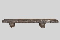 藏品(浮雕人面百步蛇紋長椅)的圖片