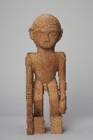 藏品(持槍獵頭男性木製立像人偶)的圖片