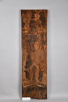 藏品(淺浮雕男性人像百步蛇紋門板)的圖片