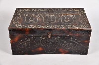 藏品(浮雕人像人面百步蛇紋木箱)的圖片