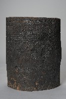 藏品(浮雕幾何百步蛇紋穀桶)的圖片