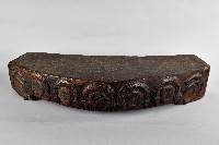 藏品(浮雕人面百步蛇紋頭目木椅)的圖片