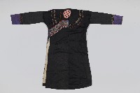 藏品(刺繡黑底女長衣)的圖片