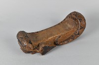 藏品(浮雕人面百步蛇神枕)的圖片