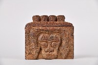 藏品(浮雕人面百步蛇紋祈禱箱)的圖片