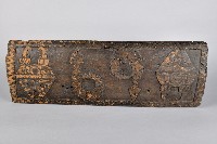 藏品(浮雕人面百步蛇紋柱前木臺)的圖片