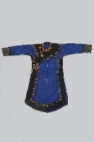 藏品(鑲珠刺繡藍底黑邊女長衣)的圖片