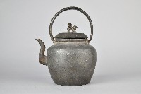 藏品(錫製獅身紐素面提手壺)的圖片