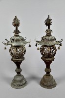 藏品(透雕捲草紋掛鈴油燈台)的圖片