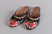 藏品(黑底紅花刺繡拖鞋)的圖片