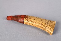 藏品(雕刻幾何紋紅封口火藥筒)的圖片