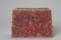 藏品(浮雕人面百步蛇紋祈禱箱)的圖片