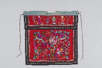 藏品(刺繡紅底黑邊彩雞桌裙)的圖片