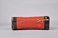 藏品(紅漆黑邊牛皮枕)的圖片