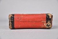 藏品(紅漆黑邊牛皮枕)的圖片