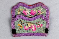 藏品(粉綠底鑲紫邊花卉紋彩繡荷包)的圖片