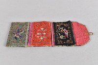 藏品(黑紅綠色刺繡三夾層荷包)的圖片