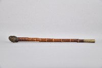 藏品(雙鯉魚紋金屬製煙鍋竹製旱煙桿)的圖片