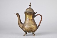 藏品(銅合金製刻花四足酒壺)的圖片