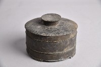 藏品(錫合金製素面圓形四足雙層粉餅盒)的圖片