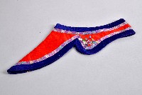 藏品(紅底藍邊花草刺繡童帽)的圖片