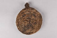 藏品(浮雕人面纏繞百步蛇圓形木板)的圖片