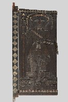 藏品(彩繪持刀戴冠盛裝男性門板)的圖片