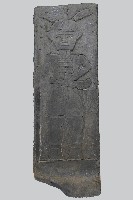 藏品(浮雕盛裝持刺槍男像石板雕刻)的圖片