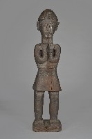 藏品(雙手曲放胸前露齒男性立像人偶)的圖片