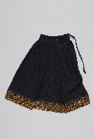 藏品(十字繡黑底長裙)的圖片