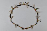 藏品(羽毛與串珠鈴鐺裝飾帶)的圖片