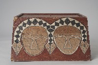 藏品(彩繪人面百步蛇紅木箱)的圖片