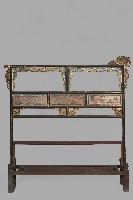 藏品(雕花墨繪木製衣架)的圖片