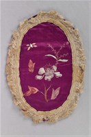 藏品(刺繡紫底花草人像鐘罩)的圖片