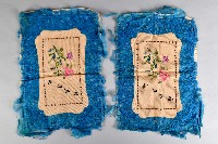 藏品(刺繡白底藍色絲絹枕頭套)的圖片