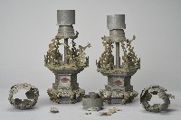 藏品(錫製蓮花捲葉六角燭台組)的圖片