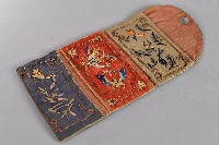 藏品(白紅藍刺繡三夾層荷包)的圖片