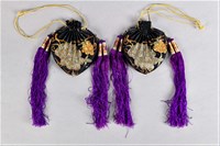 藏品(金綠色釘線葡萄刺繡黑香包)的圖片