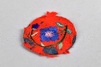 藏品(紅底花草刺繡看花)的圖片