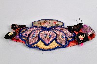 藏品(紫底花草刺繡蓮花造型抹額)的圖片